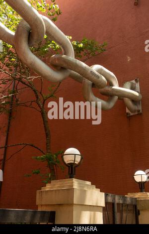 Neverbust-Kettenskulptur in der Innenstadt von Columbia SC Stockfoto