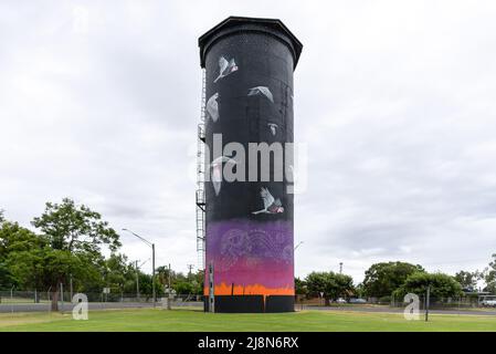 Der bemalte Wasserturm in Coonamble mit Kunstwerken von John Murray Stockfoto