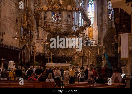 Touristen beten am Altar in der gotischen mittelalterlichen Kathedrale von La Seu in der Stadt Stockfoto