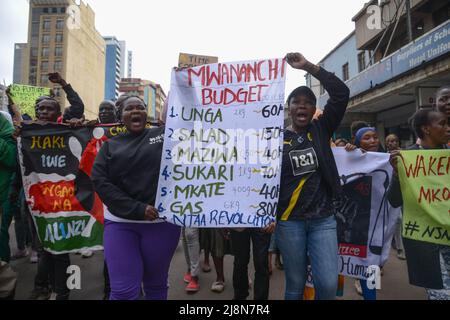 Nairobi, Kenia. 17.. Mai 2022. Demonstranten halten ein Plakat, während sie während der Demonstration über den Anstieg der Preise für Grundnahrungsstoffe durch die Straßen von Nairobi marschieren. Der Protest kommt zu einer Zeit, in der die Preise für Lebensmittel und Kraftstoff in den letzten Monaten in die Höhe geschossen sind. (Foto von John Ochieng/SOPA Images/Sipa USA) Quelle: SIPA USA/Alamy Live News Stockfoto