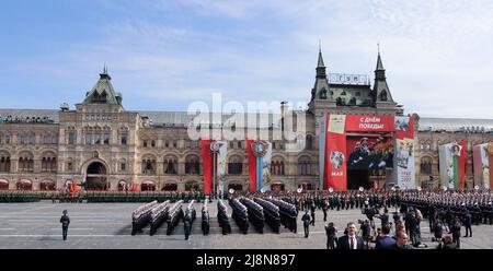 Moskau, Russland, 2022. Mai: Die Generalprobe der Militärparade. Kadetten der Marinemilitärschule marschieren in Formation über den Roten Platz. TV jour Stockfoto