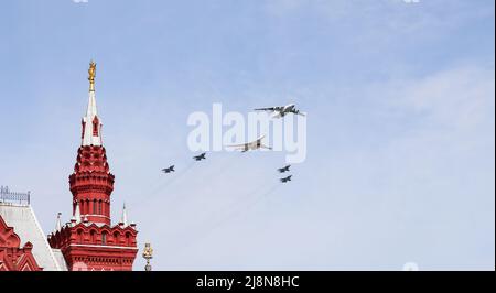 Moskau, Russland, Mai 2022: Simulation der Betankung in der Luft. TANKERFLUGZEUG IL-78 und strategischer Bomber TU-160. Vier Mig-31BM-Kämpfer begleiten sie. Luft Stockfoto