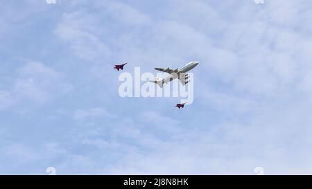 Moskau, Russland, 2022. Mai: DAS LUFTKONTROLLZENTRUM IL-80, auch Doomsday-Flugzeug genannt, wird von zwei Mig-29-Kämpfern begleitet. An Th Stockfoto