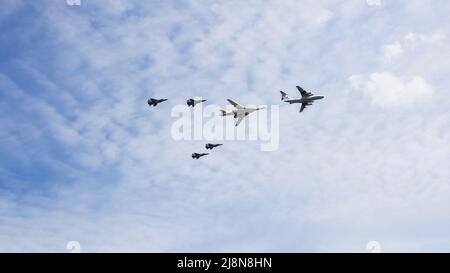 Moskau, Russland, Mai 2022: Simulation der Betankung in der Luft. TANKERFLUGZEUG IL-78 und strategischer Bomber TU-160. Vier Mig-31BM-Kämpfer begleiten sie. Luft Stockfoto