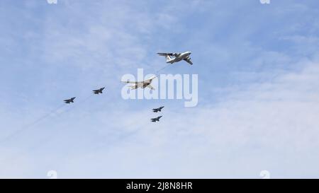 Moskau, Russland, Mai 2022: Simulation der Betankung in der Luft. TANKERFLUGZEUG IL-78 und strategischer Bomber TU-160. Vier Mig-31BM-Kämpfer begleiten sie. Luft Stockfoto