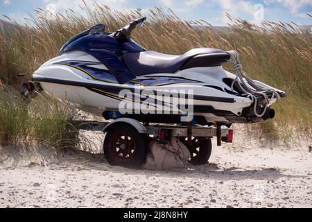 Jetbike auf einem Transportanhänger am Sandstrand vor dem Marrammrasen Stockfoto