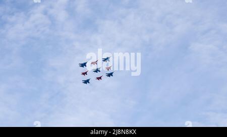 Moskau, Russland, Mai 2022: Das Kunstflugteam Russian Knights and Swifts - MiG-29 und Su-30SM Flugzeugteilnehmer der Generalprobe Militär para Stockfoto