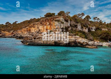 Bäume auf felsigen Klippen auf der wunderschönen mediterranen Küste auf der Insel gegen den Himmel Stockfoto