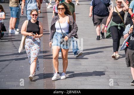 London, 17. Mai 2022. Zwei Frauen, die am wärmsten Tag des Jahres 2022 in der Nachmittagssonne auf der Londoner southbank spazieren gehen, da die Temperaturen in London und Teilen des britischen Kredits steigen werden. amer ghazzal/Alamy Live News Stockfoto