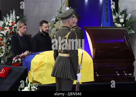 Kiew, Ukraine. 17.. Mai 2022. Der ukrainische Präsident Wolodymyr Zelenskyy, Mitte, und die First Lady Olena Zelenska, rechts, zollen dem ersten Präsidenten der unabhängigen Ukraine, Leonid Krawtschuk, während einer Gedenkfeier im ukrainischen Haus am 17. Mai 2022 in Kiew, Ukraine, ihren Respekt. Quelle: Ukrainische Präsidentschaft/Ukrainische Präsidentschaft/Alamy Live News Stockfoto