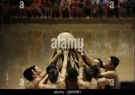 Vietnam Schlammball Wrestling Stockfoto