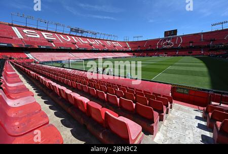 Sevilla, Spanien. 17.. Mai 2022. Blick auf das leere Ramon Sanchez-Pizjuan Stadion des FC Sevilla. Am 18. Mai 2022 stehen sich Eintracht Frankfurt und Glasgow Rangers hier im Europa League-Finale gegenüber. Kredit: Arne Dedert/dpa/Alamy Live Nachrichten Stockfoto