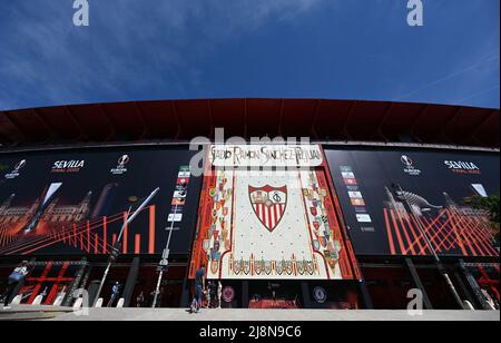 Sevilla, Spanien. 17.. Mai 2022. Außenansicht des Stadions Ramon Sanchez-Pizjuan des FC Sevilla. Am 18. Mai 2022 stehen sich Eintracht Frankfurt und Glasgow Rangers hier im Europa League-Finale gegenüber. Kredit: Arne Dedert/dpa/Alamy Live Nachrichten Stockfoto