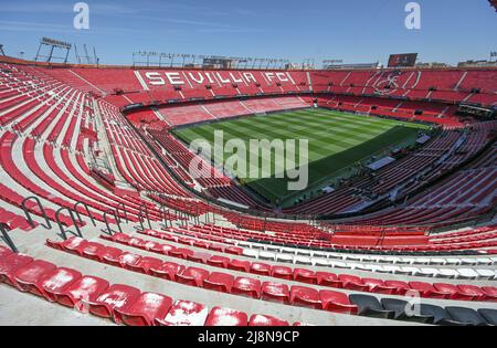 Sevilla, Spanien. 17.. Mai 2022. Blick auf das leere Ramon Sanchez-Pizjuan Stadion des FC Sevilla. Am 18. Mai 2022 stehen sich Eintracht Frankfurt und Glasgow Rangers hier im Europa League-Finale gegenüber. Kredit: Arne Dedert/dpa/Alamy Live Nachrichten Stockfoto