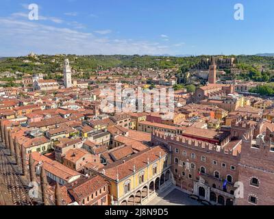 Von der Torre dei Lamberti, Verona aus auf Verona herabzusehen Stockfoto