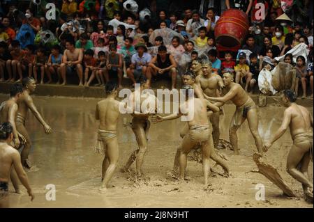 Vietnam Schlammball Wrestling Stockfoto