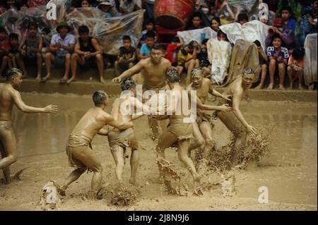 Vietnam Schlammball Wrestling Stockfoto