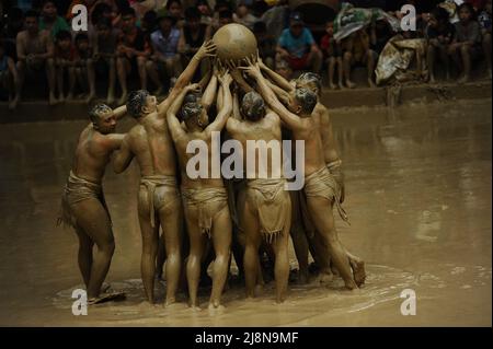 Vietnam Schlammball Wrestling Stockfoto