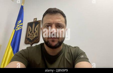 Kiew, Ukraine. 17.. Mai 2022. Der ukrainische Präsident Wolodymyr Zelenskyy hält am 82.. Tag der russischen Invasion seine tägliche Rede über einen Videolink an das ukrainische Volk von seinem sicheren Büro am 17. Mai 2022 in Kiew, Ukraine. Zelenskyy diskutierte die Evakuierung von Militärpersonal aus Mariupol und übergab die Kontrolle über die südöstliche Hafenstadt an Russland. Quelle: Ukrainische Präsidentschaft/Ukrainische Präsidentschaft/Alamy Live News Stockfoto