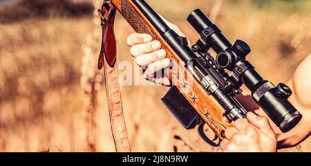 Männlicher Jäger bereit zur Jagd. Nahaufnahme. Der Mann ist auf der Jagd, Sport Stockfoto