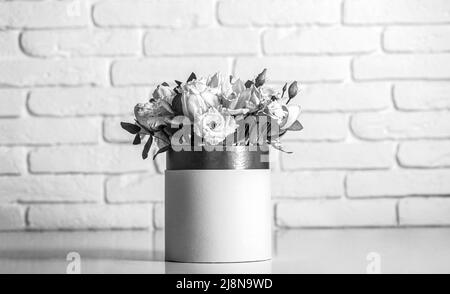 Origineller Blumenstrauß. Mehrfarbiger Blumenstrauß. Bunte Blumenstrauß aus Rosen isoliert auf weißem Hintergrund. Schwarz und Weiß Stockfoto