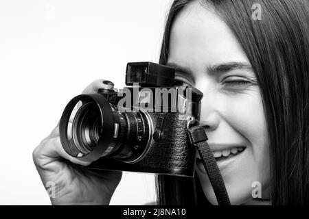 Fotograf Kamera Foto, Fotografieren Mädchen Freude machen Fotografie unter Konzept. Mädchen mit einer Kamera. Frau mit Kamera. Schwarz und Weiß Stockfoto