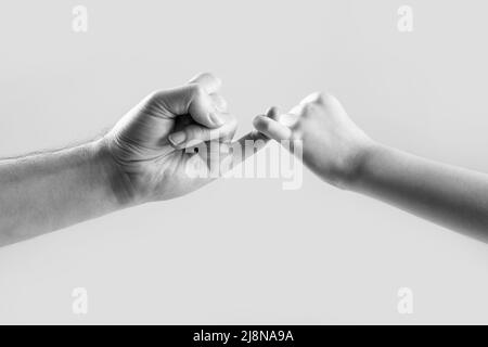 Zeige Freundschaft und Vergebung. Freundschaft von Generationen. Vater, Tochter Hand machen Versprechen Freundschaft Konzept. Kind Haken kleinen Finger zusammen Stockfoto