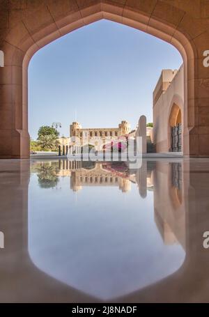 Maskat, Oman - Hauptstadt und bevölkerungsreichste Stadt im Oman, zeigt Maskat einige wunderbare Beispiele islamischer Architektur Stockfoto