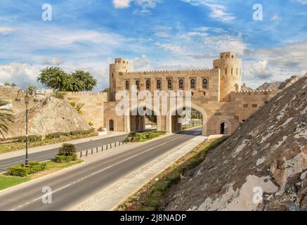 Maskat, Oman - Hauptstadt und bevölkerungsreichste Stadt im Oman, zeigt Maskat einige wunderbare Beispiele islamischer Architektur Stockfoto