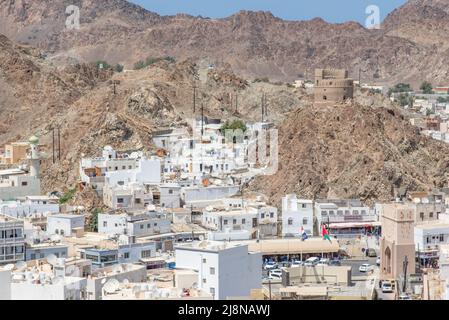 Die Hauptstadt und bevölkerungsreichste Stadt im Oman, Muscat, zeigt erstaunliche Orte, an denen seine weißen Gebäude von beeindruckenden Bergen umgeben sind Stockfoto