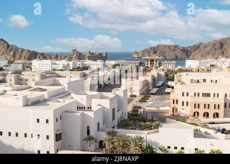 Die Hauptstadt und bevölkerungsreichste Stadt im Oman, Muscat, zeigt erstaunliche Orte, an denen seine weißen Gebäude von beeindruckenden Bergen umgeben sind Stockfoto