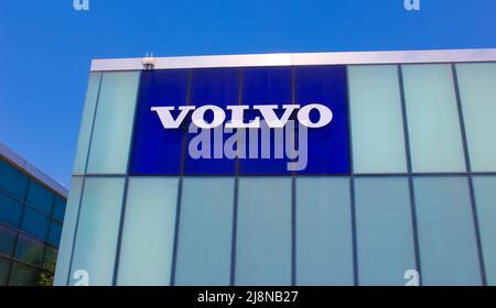 Kiew, Ukraine - 29. Juli 2020: Ein Volvo-Logo am blauen Himmel in Kiew, Ukraine, am 29. Juli 2020 Stockfoto