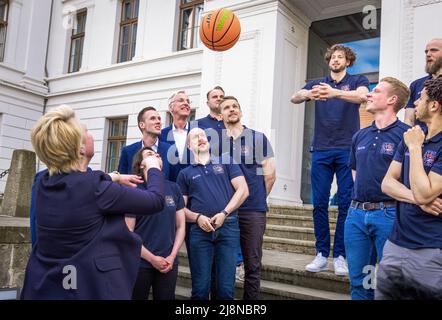 Schwerin, Deutschland. 17.. Mai 2022. Manuela Schwesig (SPD), die Ministerpräsidentin von Mecklenburg-Vorpommern, wirft beim Empfang der Basketballmannschaft der Rostock Seawolves einen Ball vor die Staatskanzlei. Mit dem Eintritt in das Playoff-Finale der 2. liga-ProA hatte der Mecklenburger Korbjäger in der vergangenen Woche die erstmalige Beförderung ins deutsche Basketball-Oberhaus perfekt gemacht. Quelle: Jens Büttner/dpa/Alamy Live News Stockfoto