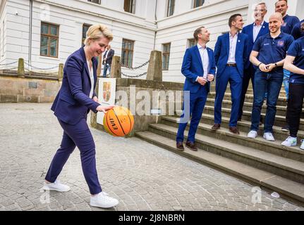 Schwerin, Deutschland. 17.. Mai 2022. Manuela Schwesig (SPD), die Ministerpräsidentin von Mecklenburg-Vorpommern, spielt beim Empfang der Basketballmannschaft der Rostock Seawolves vor der Staatskanzlei mit einem Ball. Mit dem Eintritt in das Playoff-Finale der 2. liga-ProA hatte der Mecklenburger Korbjäger in der vergangenen Woche die erstmalige Beförderung ins deutsche Basketball-Oberhaus perfekt gemacht. Quelle: Jens Büttner/dpa/Alamy Live News Stockfoto