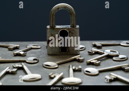 Sperre und mehrere Tasten auf grauem Hintergrund. Konzept der Problemlösungsstrategie. Stockfoto