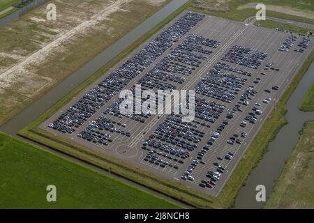Großer Parkplatz Luftbild in der Nähe schipol amsterdam Flughafen aus dem Flugzeug Stockfoto