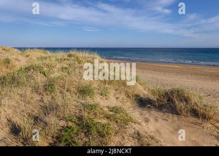 Düne am Strand von Halikounas über der Küstenlagune Korission im südlichen Teil der griechischen Insel Korfu, im Ionischen Meer Stockfoto