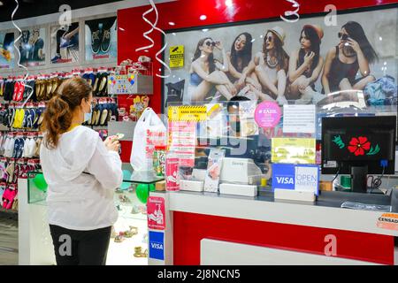 Frau, die während der Pandemie von Covid-19 in Campeche, Mexiko, in einem Schuhgeschäft einkauft Stockfoto