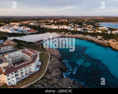 Ferienstrand in Cala en Bosch auf Menorca, Spanien. Stockfoto