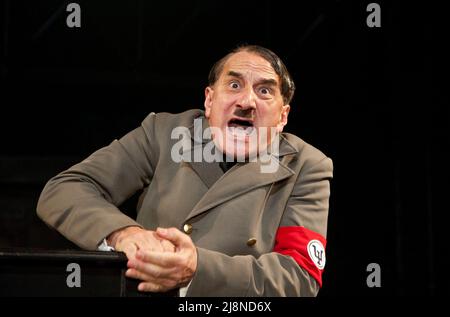 Henry Goodman (Arturo UI) in THE UNWIDERSTEHLICHE RISE OF ARTURO UI von Brecht im Minerva Theatre, Chichester Festival Theatre, West Sussex, England 11/07/2012 Design: Simon Higlett Beleuchtung: Tim Mitchell Regie: Jonathan Church Stockfoto