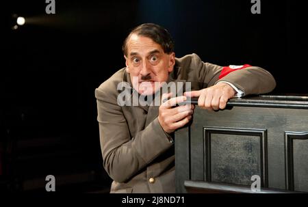 Henry Goodman (Arturo UI) in THE UNWIDERSTEHLICHE RISE OF ARTURO UI von Brecht im Minerva Theatre, Chichester Festival Theatre, West Sussex, England 11/07/2012Design: Simon Higlett Beleuchtung: Tim Mitchell Regie: Jonathan Church Stockfoto