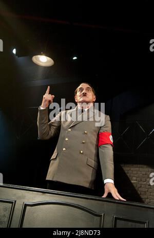Henry Goodman (Arturo UI) in THE UNWIDERSTEHLICHE RISE OF ARTURO UI von Brecht im Minerva Theatre, Chichester Festival Theatre, West Sussex, England 11/07/2012 Design: Simon Higlett Beleuchtung: Tim Mitchell Regie: Jonathan Church Stockfoto