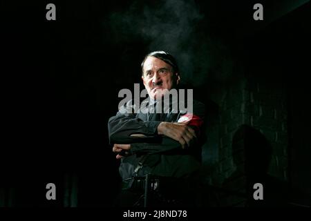 Henry Goodman (Arturo UI) in THE UNWIDERSTEHLICHE RISE OF ARTURO UI von Brecht im Duchess Theatre, London WC2 25/09/2013 A Chichester Festival Theatre 2012 Produktionsdesign: Simon Higlett Beleuchtung: Tim Mitchell Regie: Jonathan Church Stockfoto