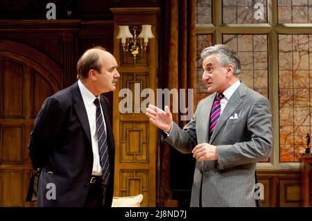 l-r: David Haig (Jim Hacker, Premierminister), Henry Goodman (Sir Humphrey Appleby) in YES, PREMIERMINISTER von Antony Jay & Jonathan Lynn im Chichester Festival Theatre, West Sussex, England 20/05/2010 Design: Simon Higlett Beleuchtung: Tim Mitchell Regie: Jonathan Lynn Stockfoto