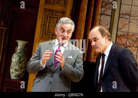 l-r: Henry Goodman (Sir Humphrey Appleby), David Haig (Jim Hacker, Premierminister) in YES, PREMIERMINISTER von Antony Jay & Jonathan Lynn im Chichester Festival Theatre, West Sussex, England 20/05/2010 Design: Simon Higlett Beleuchtung: Tim Mitchell Regie: Jonathan Lynn Stockfoto