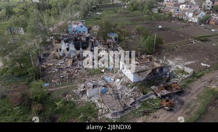 Charkiw, Ukraine. 17.. Mai 2022. Ein Drohnenfoto eines russischen Panzers, der von ukrainischen Truppen zerstört wurde, befindet sich am Straßenrand in einer kleinen Stadt östlich von Charkiw in Malaya Rohan, Ukraine, Montag, 16. Mai, 2022. Ukrainische Streitkräfte sagten am Montag, dass ihre Gegenoffensive in der zweitgrößten Stadt Charkiw es ihnen ermöglicht hat, russische Streitkräfte in einem der größten Rückschläge für Moskau seit Beginn der Invasion zurückzudrängen. Foto von Ken Cedeno/UPI Credit: UPI/Alamy Live News Stockfoto