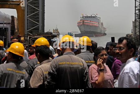 Mumbai, Indien. 17.. Mai 2022. Arbeiter werden beim Start des zweiten fortgeschrittenen Stealth-Fregatte-Kriegsschiffs der Klasse P17A bei Mazagon Dock Shipbuilders Limited (MDL) in Mumbai gesehen. Das Kriegsschiff „Udaygiri“ wurde vom indischen Verteidigungsminister Rajnath Singh, der der Hauptgast der Veranstaltung war, ins Leben gerufen. Kredit: SOPA Images Limited/Alamy Live Nachrichten Stockfoto