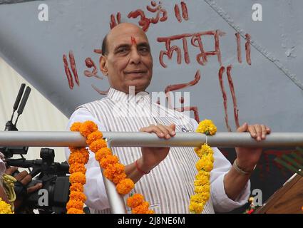 Mumbai, Indien. 17.. Mai 2022. Der indische Verteidigungsminister Rajnath Singh wird beim Start des zweiten fortgeschrittenen Stealth-Fregatte-Kriegsschiffs der Klasse P17A in Mazagon Dock Shipbuilders Limited (MDL) in Mumbai gesehen. Das Kriegsschiff „Udaygiri“ wurde vom indischen Verteidigungsminister Rajnath Singh, der der Hauptgast der Veranstaltung war, ins Leben gerufen. Kredit: SOPA Images Limited/Alamy Live Nachrichten Stockfoto