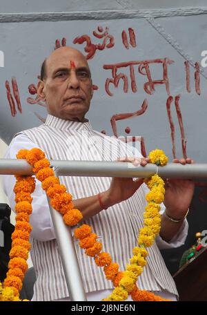 Mumbai, Indien. 17.. Mai 2022. Der indische Verteidigungsminister Rajnath Singh wird beim Start des zweiten fortgeschrittenen Stealth-Fregatte-Kriegsschiffs der Klasse P17A in Mazagon Dock Shipbuilders Limited (MDL) in Mumbai gesehen. Das Kriegsschiff „Udaygiri“ wurde vom indischen Verteidigungsminister Rajnath Singh, der der Hauptgast der Veranstaltung war, ins Leben gerufen. Kredit: SOPA Images Limited/Alamy Live Nachrichten Stockfoto