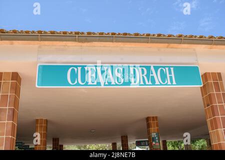 Porto Cristo, Mallorca, Spanien - 05.02.2022: Schild mit der Aufschrift „Cuevas Drach“ Stockfoto